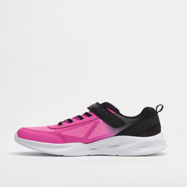 کفش بچه گانه اسکچرز مدل Girls Skechers Sola Glow Hook & Loop Sneakers 303714L-BKHP  انتخابی بی‌نظیر برای تمام خانواده! از کودکان گرفته تا بزرگسالان، اسکچرز طیف گسترده‌ای از کفش‌های شیک و راحت را برای پسران، دختران، مردان و زنان ارائه می‌دهد. مجموعه ما شامل کفش‌های ورزشی متنوع، از جمله کفش‌های پیاده‌روی و دویدن است که برای پشتیبانی از سبک زندگی فعال شما طراحی شده‌اند. علاوه بر این، کفش‌های کتانی مد روز ما ترکیبی ایده‌آل از مد و کارایی را ارائه می‌دهند که برای استفاده روزمره ایده‌آل است. کفش‌های اسکچرز که با مواد نوآورانه و بالشتک عالی ساخته شده‌اند، راحتی و دوام بهینه را تضمین می‌کنند و شما و عزیزانتان با اطمینان کامل از محصولات اسکچرز استفاده خواهید کرد 