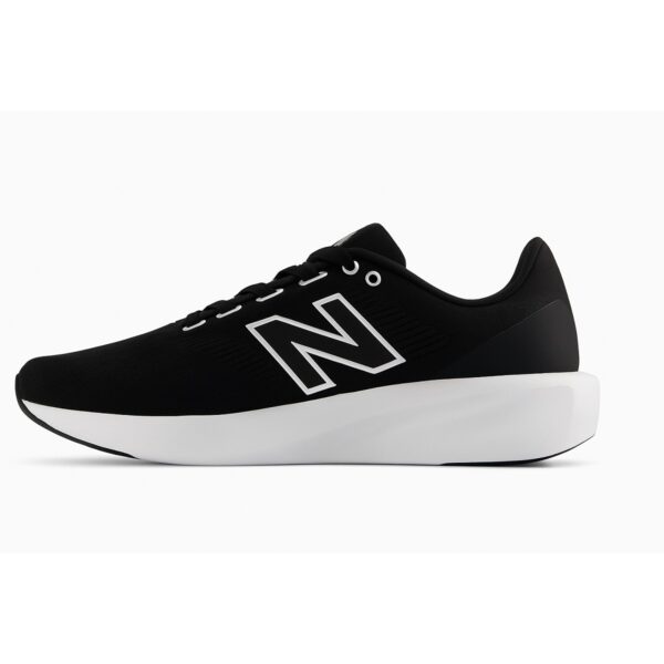 فروش آنلاین کفش مردانه نیوبالانس مدل New Balance 413V3 Black/White M413LK3 سری New Balance 413 v3 یک کفش چندمنظوره و سبک‌وزن برای آقایان است که برای پیاده‌روی، دویدن سبک و استفاده روزمره مناسب طراحی شده: 🔍 مشخصات و ویژگی‌ها نام کامل مدل: New Balance 413v3 (کد M413LK3) زیره میانی: فوم DynaSoft یا EVA سبک برای نرمی و بازگشت انرژی مناسب تمرین‌های سبُک زیره خارجی: ترکیبی از EVA و پادهای لاستیکی برای بالاترین دوام و چسبندگی طراحی رویه: پارچه مش تنفسی با پوشش مصنوعی (Synthetic/textile) و دوخت بدون درز (no‑sew) برای احساس راحت و سبک قابلیت تنظیم اندازه: بندهای قابل تنظیم برای فیت مناسب پا کفی قابل حذف: مناسب برای استفاده از کفی‌های ارتوتیک رنگ‌بندی رایج: سیاه/سفید 💪 عملکرد و کاربرد مناسب برای پیاده‌روی، دویدن سبک، باشگاه و فعالیت‌های روزمره وزن سبک (~300–350 گرم) و طراحی کم‌حجم باعث راحتی در استفاده روزمره می‌شود   زیره مقاوم و ضد سایش برای استفاده طولانی‌مدت در سطوح مختلف ✅ مناسب برای کیست؟ افرادی که دنبال کفشی سبک‌وزن، تنفس‌پذیر و راحت برای پیاده‌روی یا دویدن سبک هستند. در مدل 2E/4E موجود است، مناسب پاهای پهن با گزینه مناسب برای کفی ارتوتیک . گزینه‌ای اقتصادی، با دوام و مناسب شرایط روزمره.